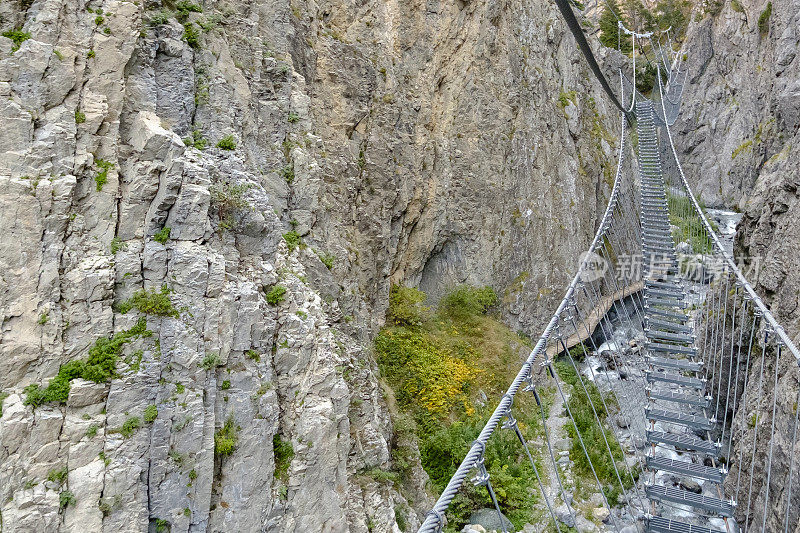 悬索桥蜿蜒穿过皮科拉朵拉河上的圣格瓦西奥峡谷。法尔迪苏萨，皮埃蒙特，意大利北部