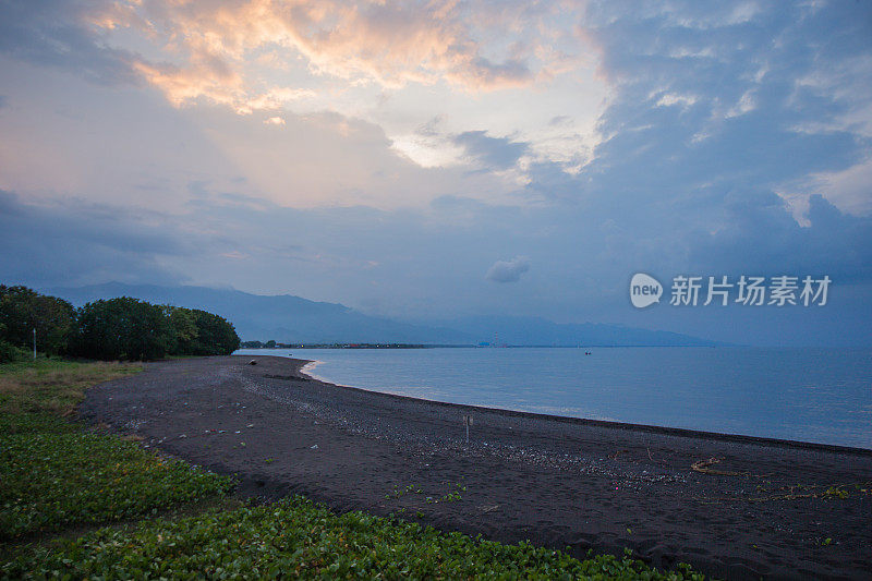 美丽的日落在美丽的黑色沙滩