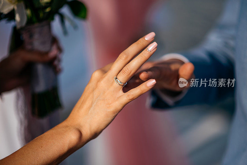 新郎把戒指戴在新娘的手指上