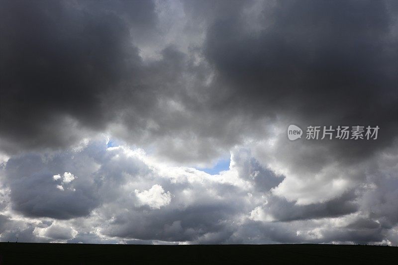 乌云密布的天空，田野上乌云密布