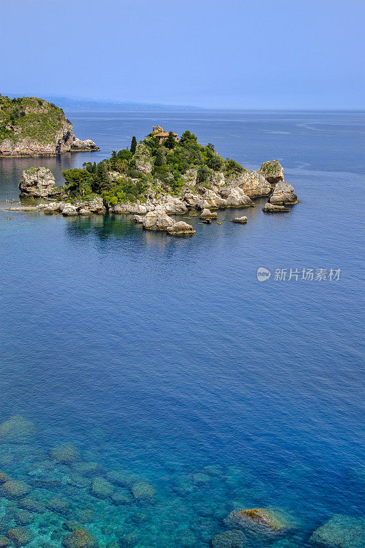伊索拉贝拉岛，位于陶尔米纳(意大利西西里岛)附近爱奥尼亚海的一个小海湾内的一个小岛