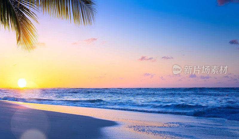 热带海滩上美丽的日落