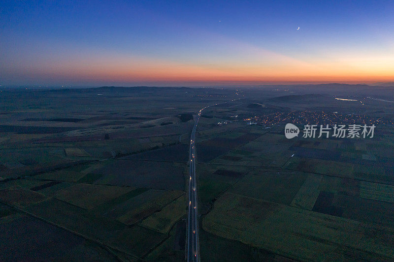 令人惊叹的平静日落在繁忙的公路交通在保加利亚