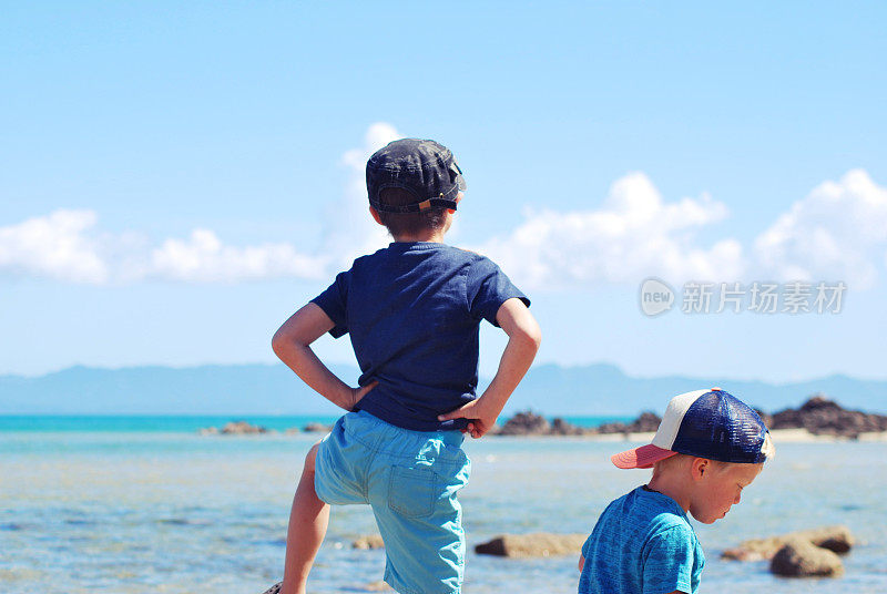 海滩一日游的孩子们