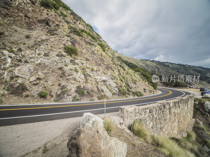 阴天下的沿海公路