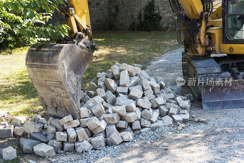 德国维尔茨堡，用于道路建设的铺路石和挖掘机