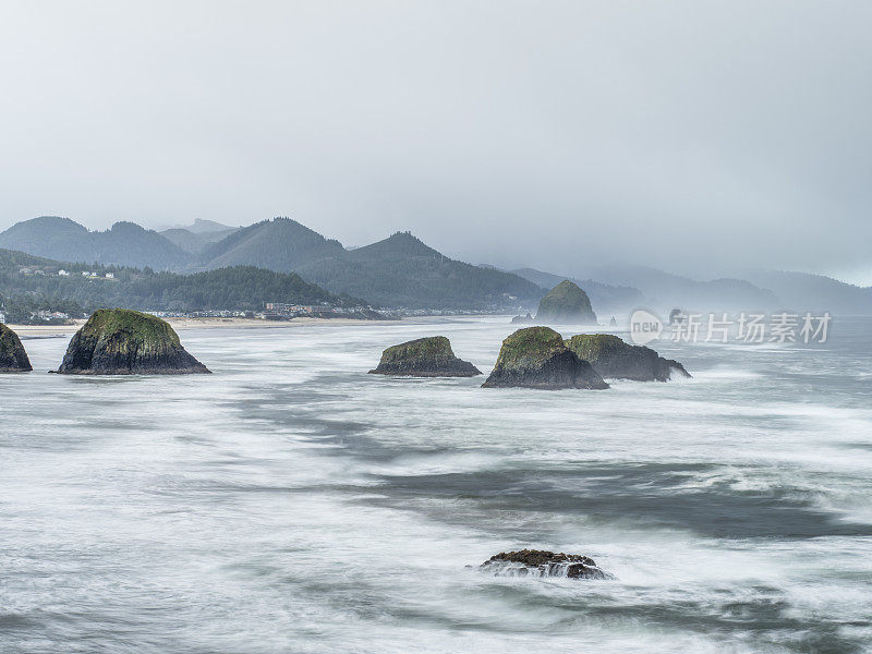 水冲刷岩石的风景