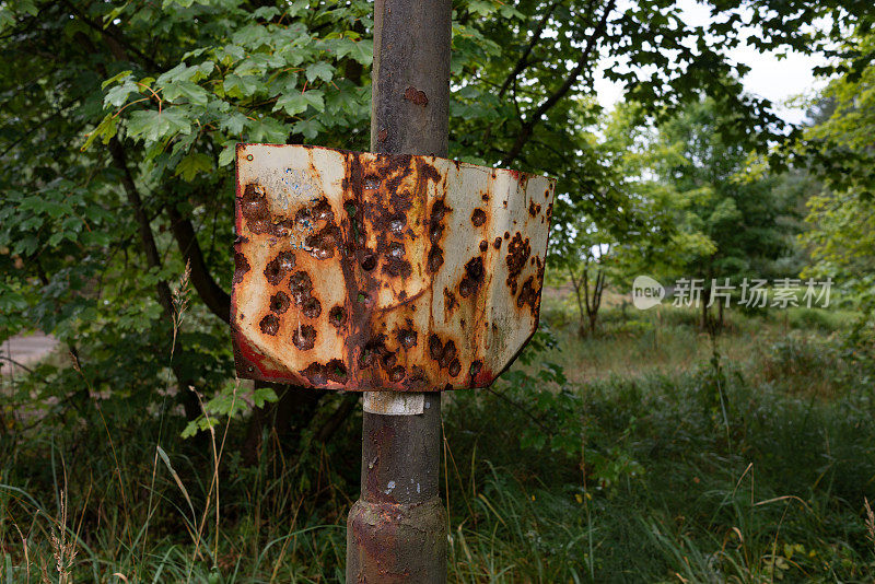 乌塞多姆的波兰-德国边境上的锈迹斑斑的弹孔标志