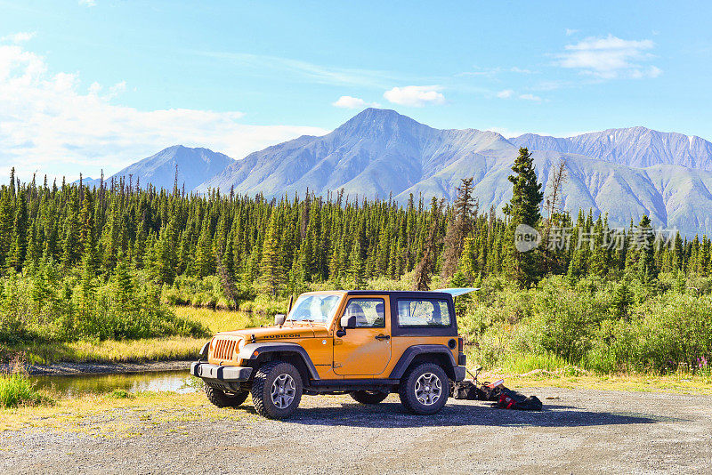 加拿大荒野中的黄色吉普车