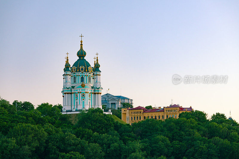 圣安德鲁教堂位于乌克兰基辅的一座小山上
