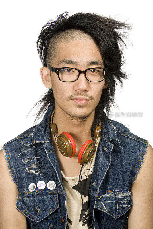 戴着耳机的亚洲男人看起来很严肃