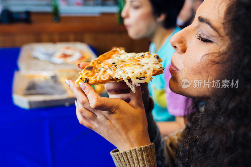 朋友在家里用美味的晚餐和饮料庆祝