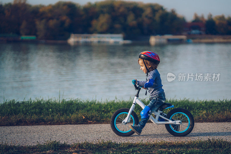 孩子们在河边骑自行车，享受户外的一天。