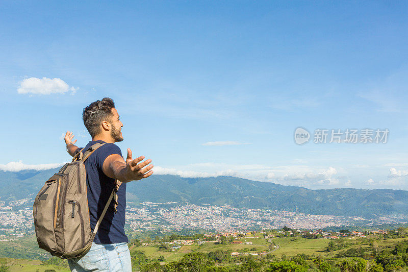 拉丁青年徒步旅行男子情绪的观点