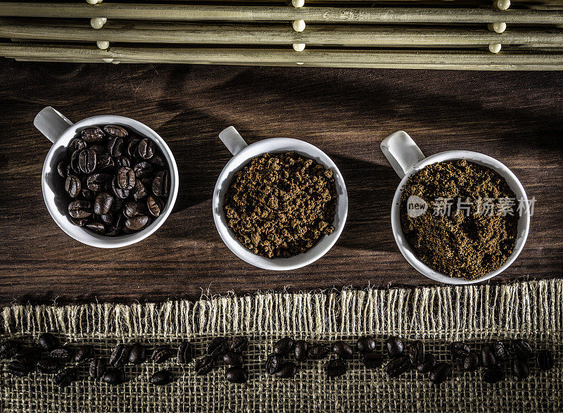 三杯咖啡豆，速溶咖啡和研磨咖啡在黄麻框架