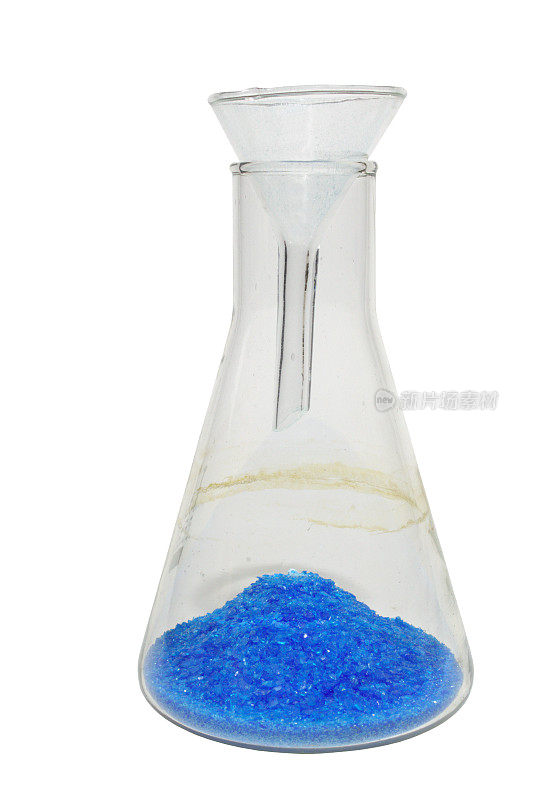 化学实验:蓝色粉末，通过透明锥形烧瓶底部的实验室小漏斗倒入一堆。孤立的，带有剪切路径