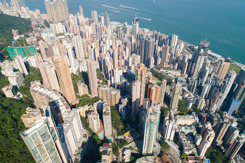 鸟瞰图的香港城市天际线和维多利亚港日落在中国