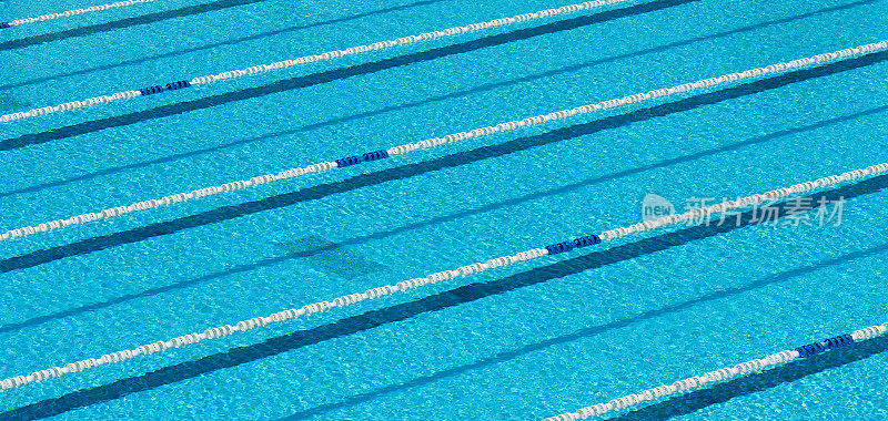 游泳池与蓝色的水运动游泳与轨道