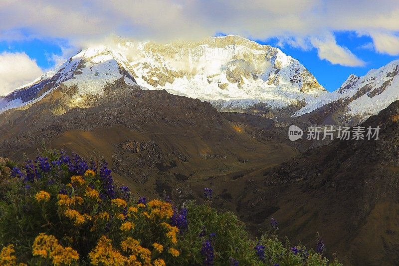 华斯卡兰-布兰卡山脉，秘鲁Ancash的积雪覆盖的山脉
