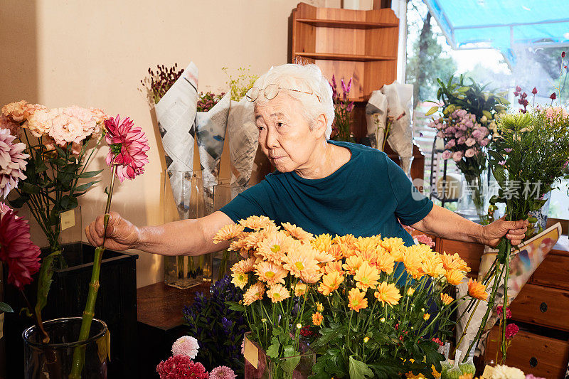 在花店工作的女店主