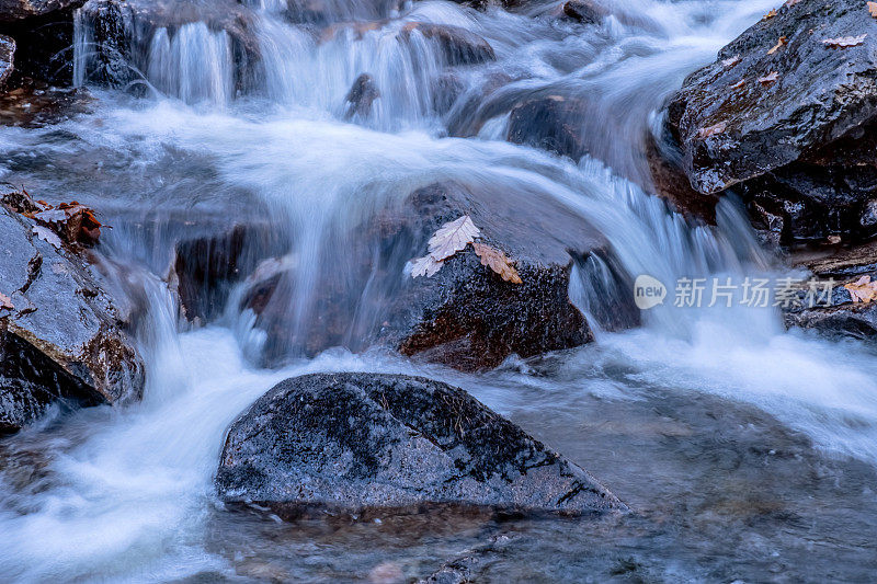 瀑布溪流越过堰