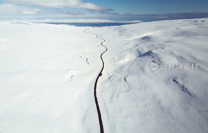 冰岛西峡湾一条被雪覆盖的道路的鸟瞰图