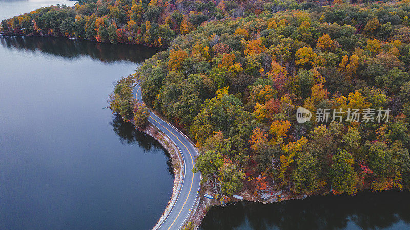 Aerea的景色在秋天的道路与过往的汽车