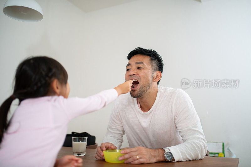 父亲和女儿在家吃饭