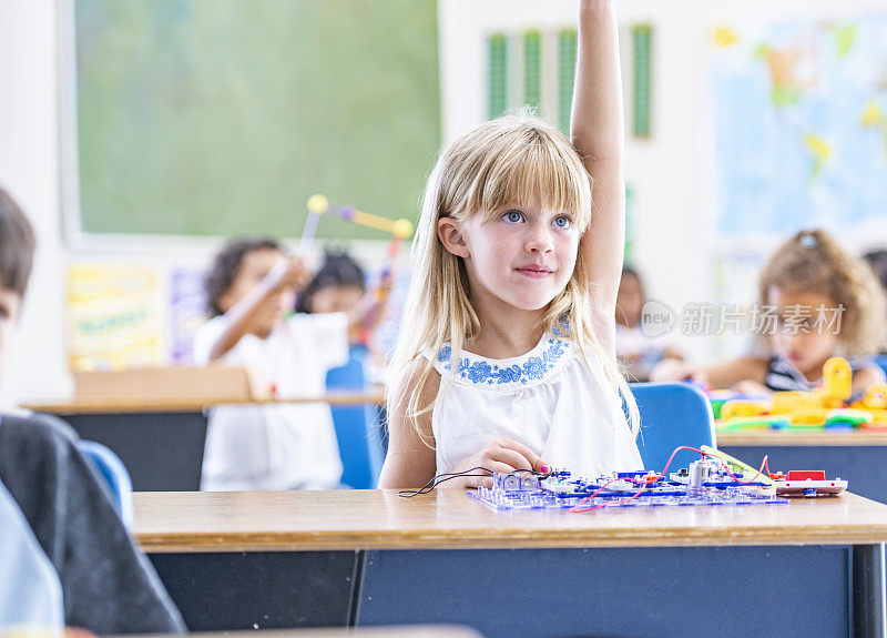 小女孩在课堂上举手