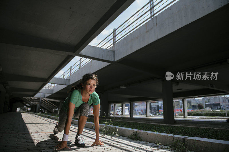 年轻女子在户外奔跑