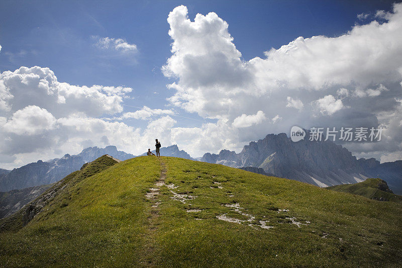 老年夫妇徒步在风景秀丽的白云石阿尔卑斯山脉