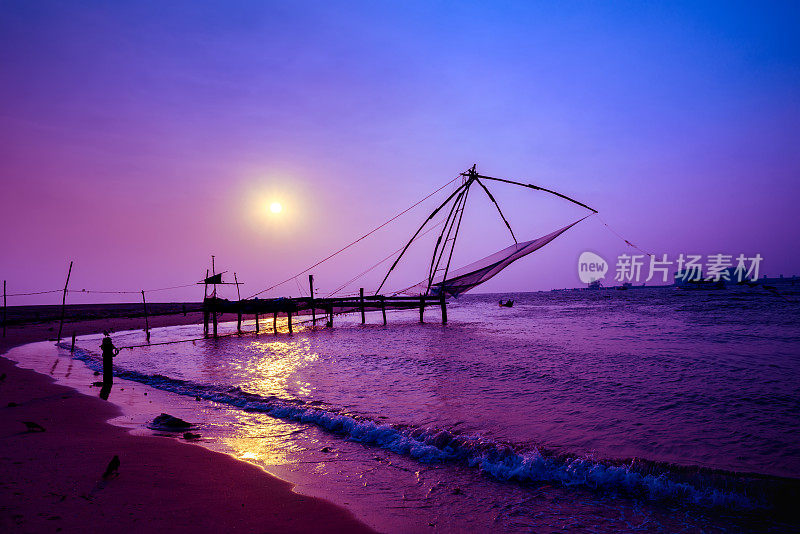 喀拉拉邦科钦中国渔网的日落场景。科钦堡，科钦，喀拉拉邦，印度南部美丽的过滤效果，时髦的风格