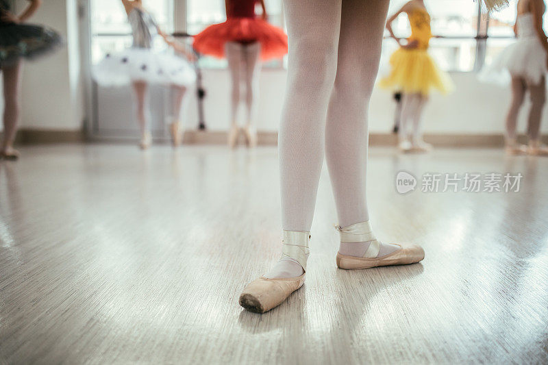 芭蕾舞演员在舞蹈工作室练习