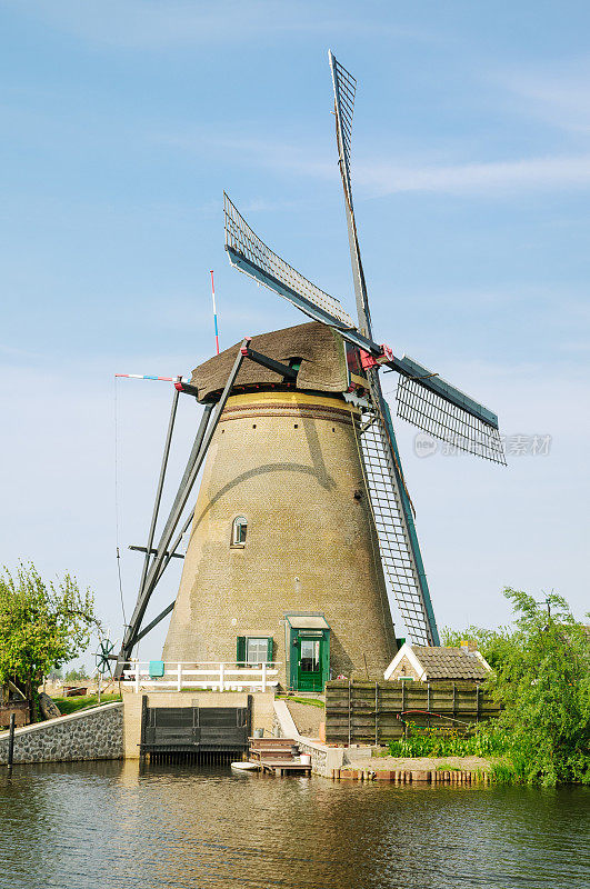 风景优美的荷兰风车，Kinderdijk，荷兰