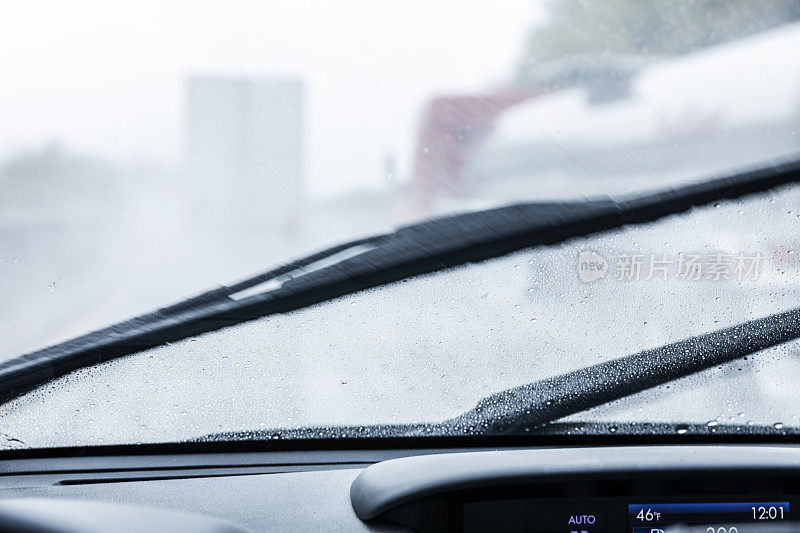 运动模糊的挡风玻璃雨刷和暴风雨高速公路拖车卡车