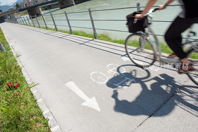 维也纳自行车道上的自行车手