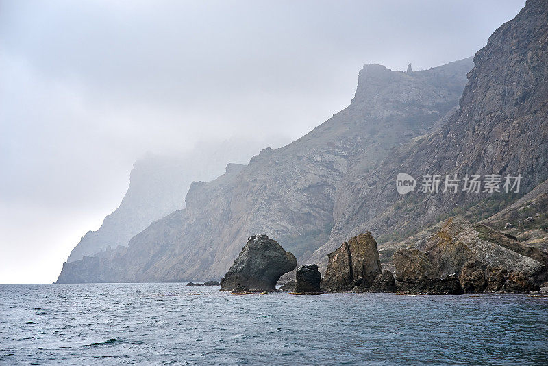 落基山脉海岸，卡拉达火山，多云的天空，大雾，克里米亚