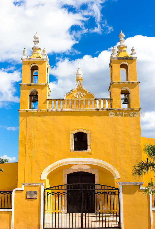 墨西哥，尤卡坦半岛，阿巴拉:黄色教堂，蓝天