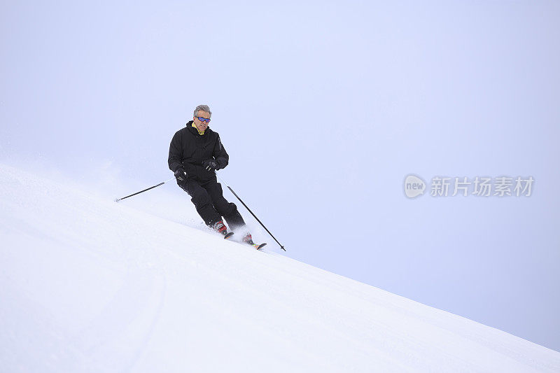 业余冬季运动高山滑雪。男子滑雪者在滑雪场滑雪。高山雪景。利维尼奥，阿尔卑斯山，欧洲，意大利。