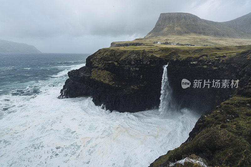 在法罗群岛的风景Múlafossur瀑布坠入大海