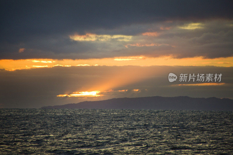 神秘迷雾岛的尼豪在日落，考艾岛，夏威夷