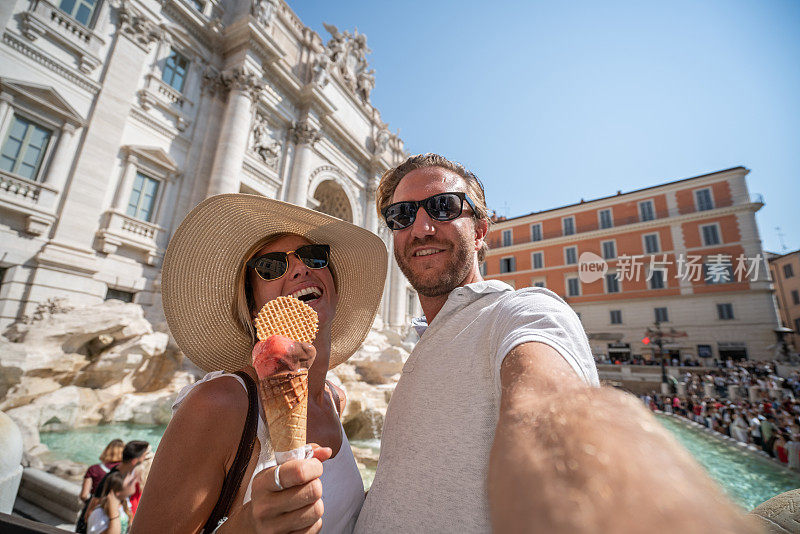 一对罗马夫妇在吃意大利冰淇淋自拍