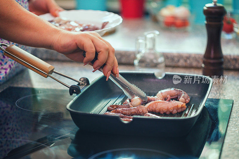 在烤盘上准备新鲜的章鱼