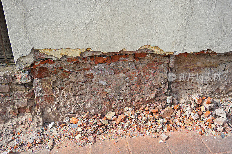 一座旧建筑的废砖墙