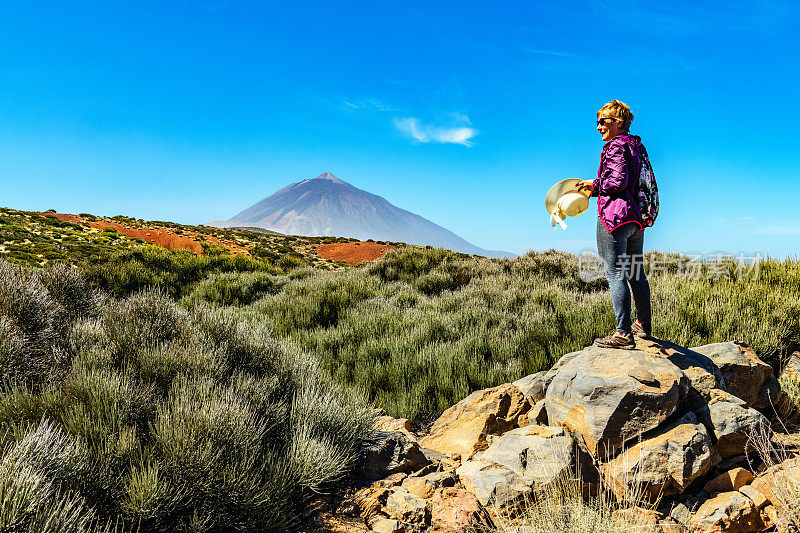 西班牙特内里费岛，一个看泰德火山的成熟女人