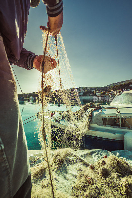 渔夫正在清理渔网