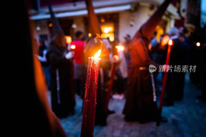 圣周期间塞维利亚街头的忏悔游行队伍