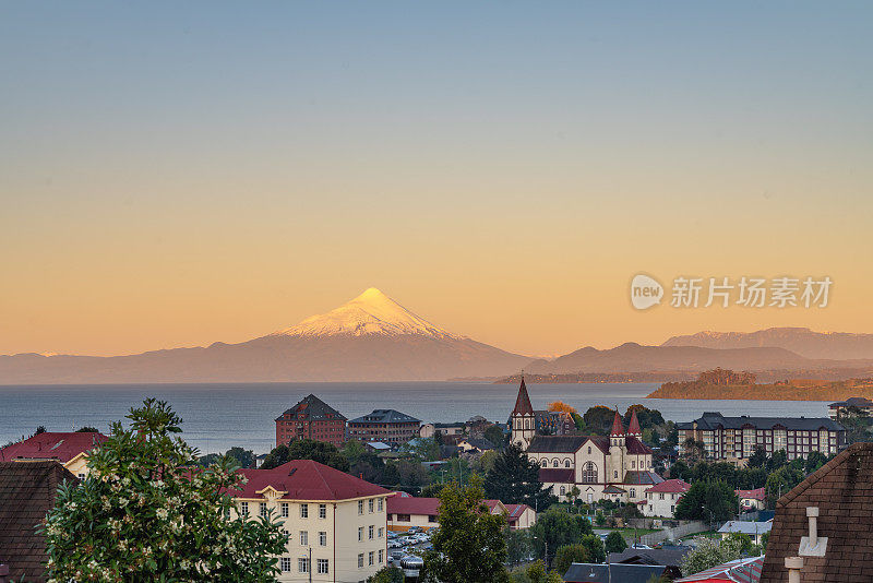 黄昏的奥索尔诺火山在智利湖区-瓦拉斯港，智利