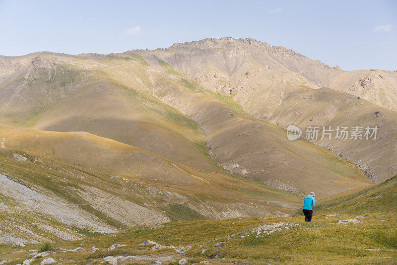 徒步者，年长的妇女从塔什拉巴特步行到与中国吉尔吉斯斯坦边境附近4000米高的山口
