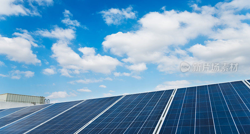 蓝天下的一组太阳能电池板